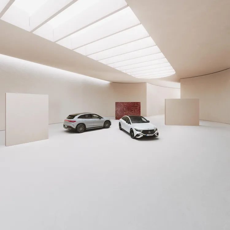 純電豪華車款EQE家族在新年式與新車型強化配備，並推年末購車優惠。業者提供