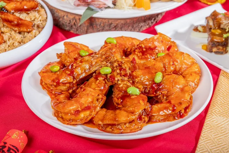 台北凱達大飯店推出「蛇足飽滿」年菜外帶，於2025/1/10前訂購套組或單點皆享早鳥85折優惠。業者提供