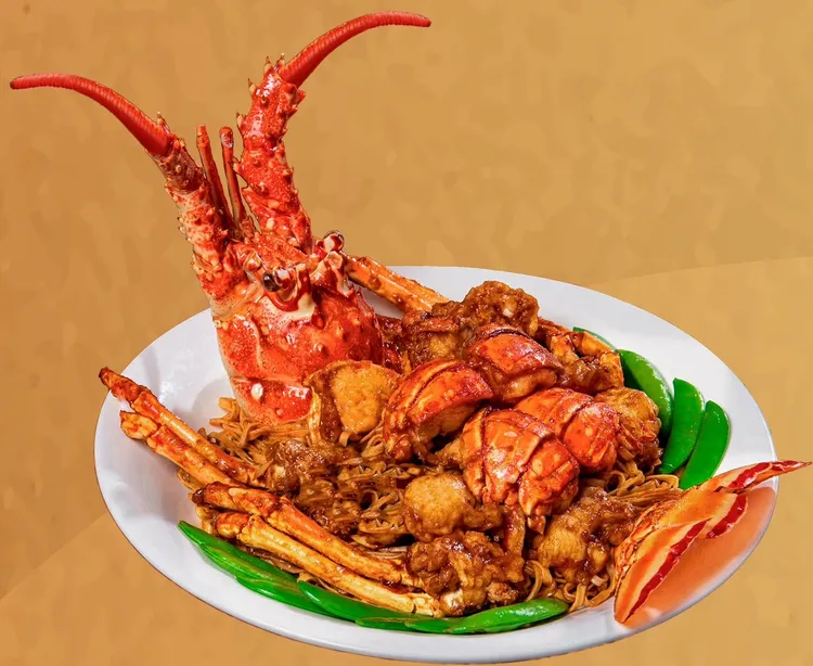台北凱達年菜外賣「醬爆龍蝦伊麵」，嚴選新鮮的波士頓龍蝦，以主廚特製醬料大火快炒，肉質甜美Ｑ彈、鮮度十足，單點售價2980元。業者提供