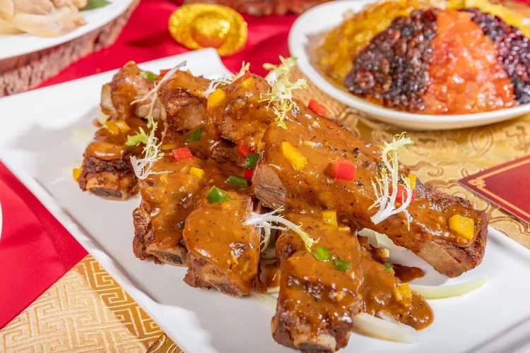 今年台北凱達全新推出的「椒汁香烤肋排鮮蔬」，選用肉質鮮嫩的豬肋排，搭配主廚特製的黑胡椒醬汁，經過低溫慢烤鎖住肉汁，別具獨特風味。業者提供