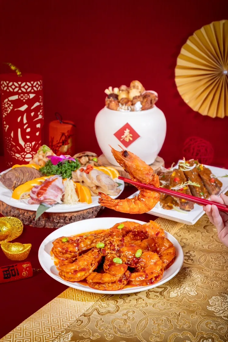 台北凱達大飯店推出「蛇足飽滿」常溫年菜外帶，每道皆由主廚團隊除夕當日新鮮現做。業者提供