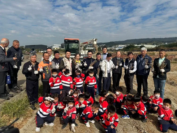 表演太鼓的天祥幼兒園小朋友，在大豆田與來賓合影。市農會提供