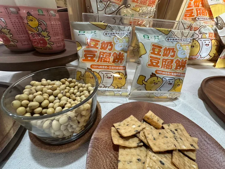 台中市農會推出新品「豆奶豆腐餅」，以豆腐與豆奶為核心原料，堅持不添加一滴水，完美保留了大豆的天然香氣與營養。市農場提供