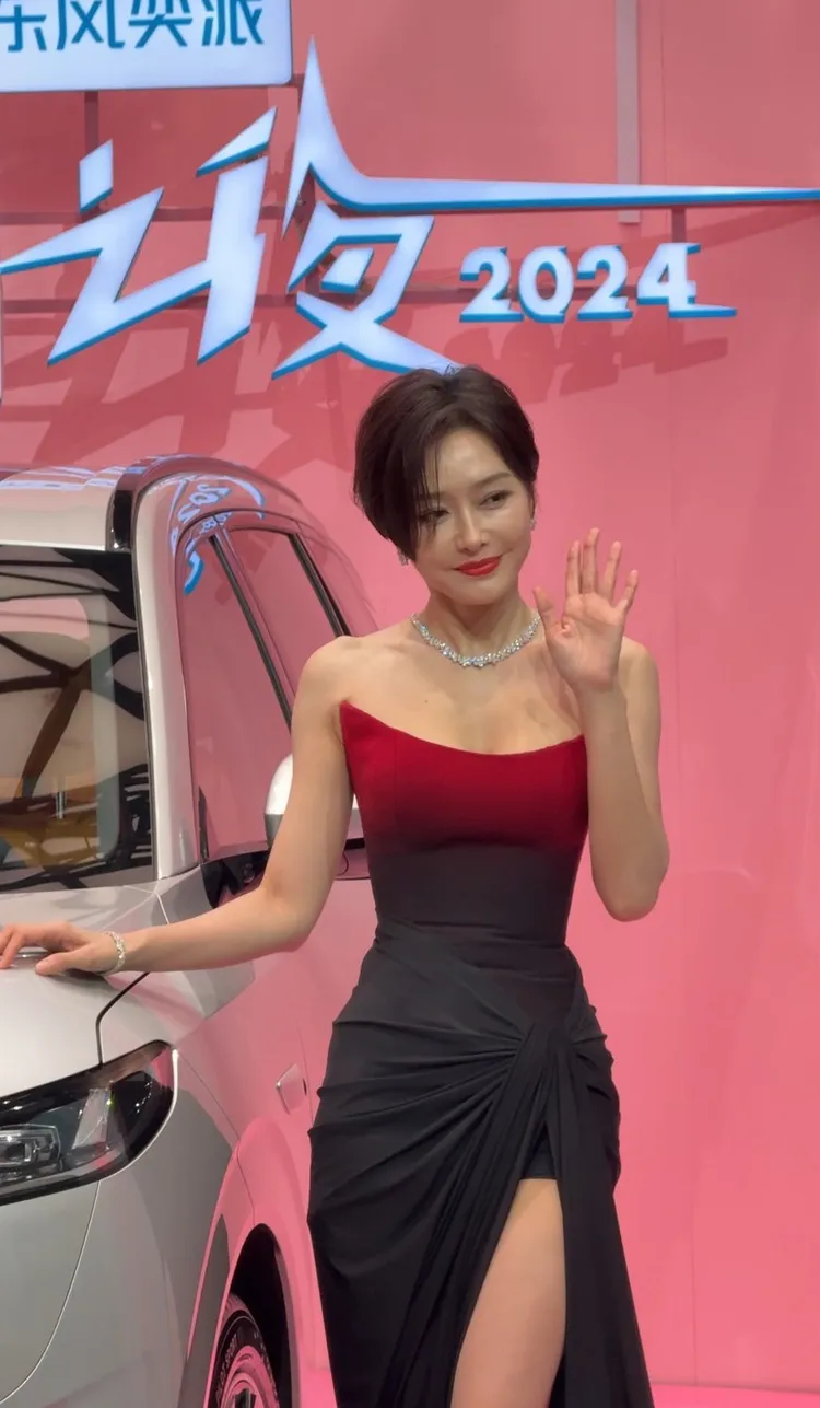 秦嵐火辣登場。王思穎攝影