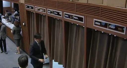 第一夫人過關沒事！南韓國會開始彈劾案投票 　執政黨議員「集體離場」保護尹錫悅