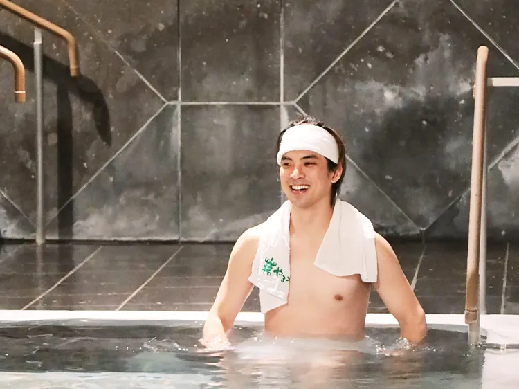 林哲熹帽子壓太低，嚴藝文認不出來。桂田文化藝術基金會、桂田文創提供