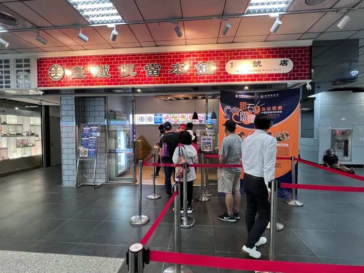 台鐵便當有多點銷售，用餐時間總是大排長龍。台鐵提供