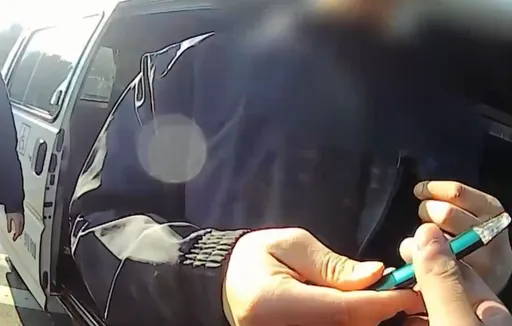 汐止復康巴士自撞路邊車 駕駛掏出電子煙「這正常的啊!」警一查又是這個