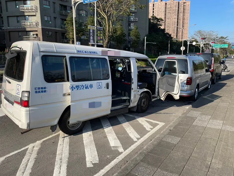 復康巴士自撞路邊車輛。警方提供