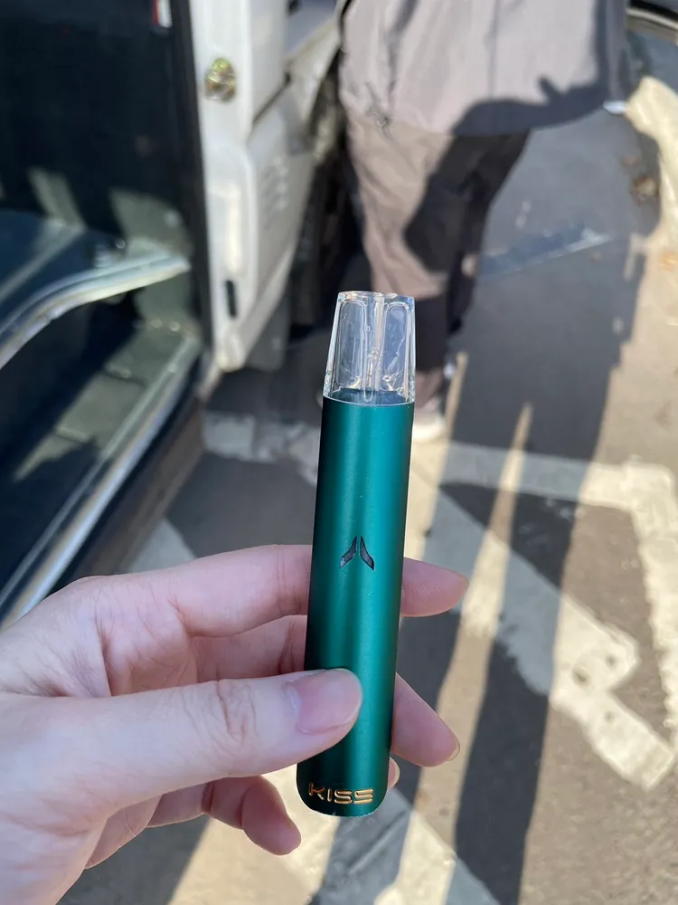 朱男持有喪屍菸彈的電子煙。警方提供