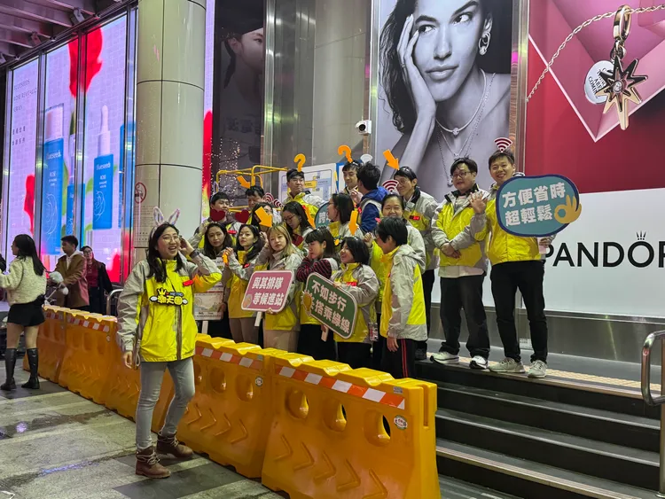 台北捷運「潮天團」已於市府站出口就定位。記者張綵茜攝