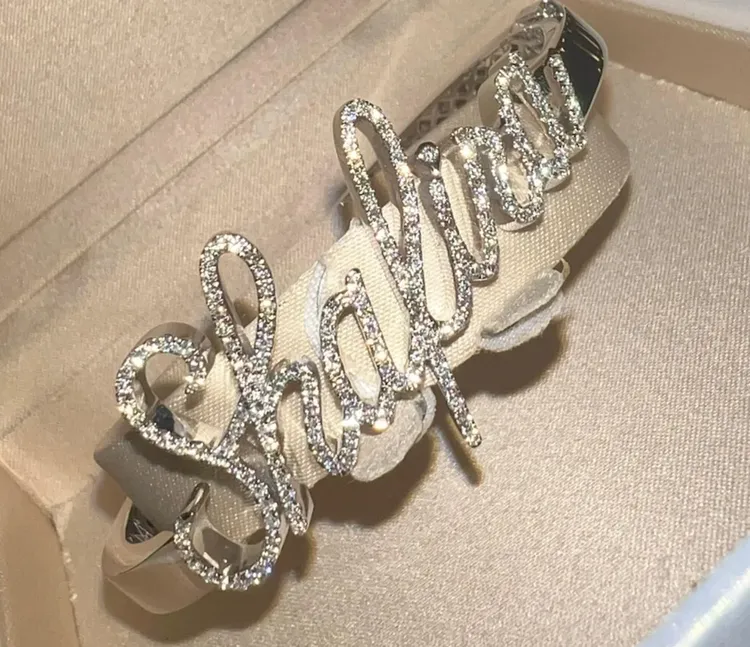 以她名字製作的訂製珠寶也是失竊的財物之一。