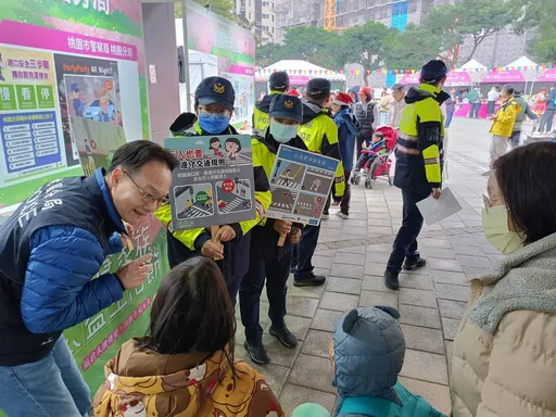 桃警前進福倉公益生活節 現場擺攤宣導防詐與道安