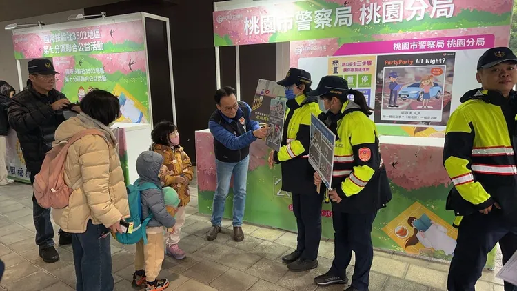 桃園分局於活動會場設攤。警方提供