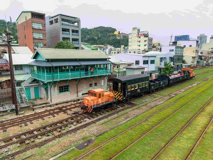 舊火車改造的濱線觀光列車「哈瑪星號」於11月30日起，在百年鐵道上正式啟程。市府提供
