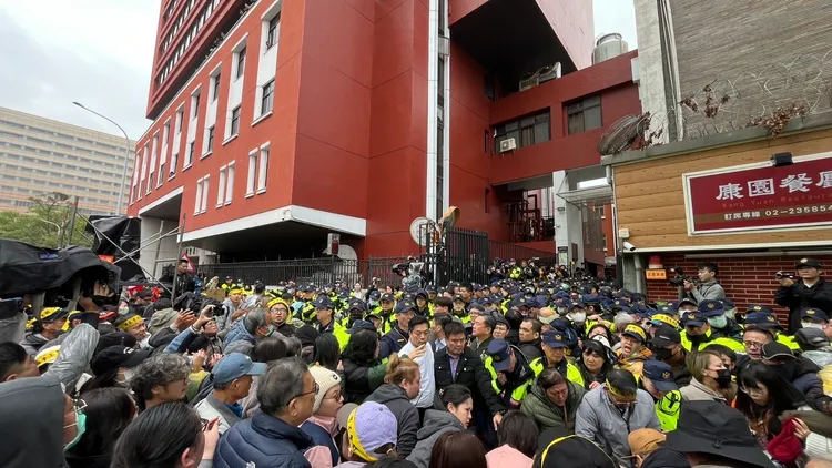 青鳥集結濟南路。彭欣偉攝