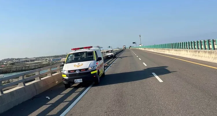 吳男將小貨車停在台61線路肩，下車查看車況時被撞死。翻攝臉書「快樂運轉手」