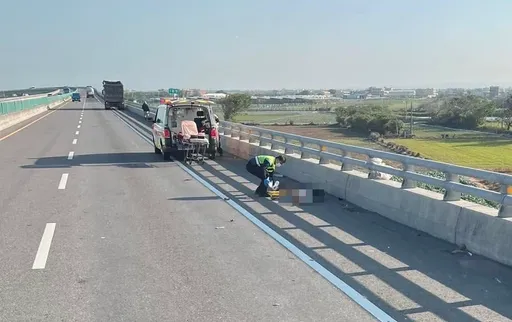 台61線彰化段死亡車禍!貨車停路肩固定貨物 駕駛慘遭後方聯結車撞死