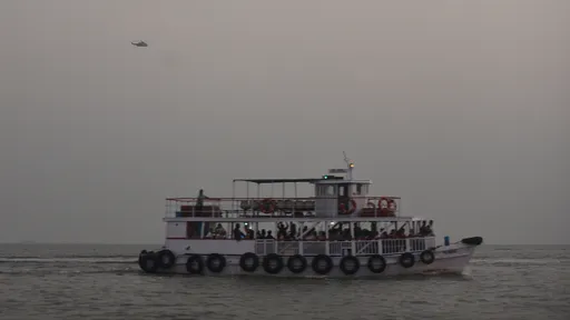 印度海軍軍艦撞沉逾百人觀光渡輪 至少13人死亡