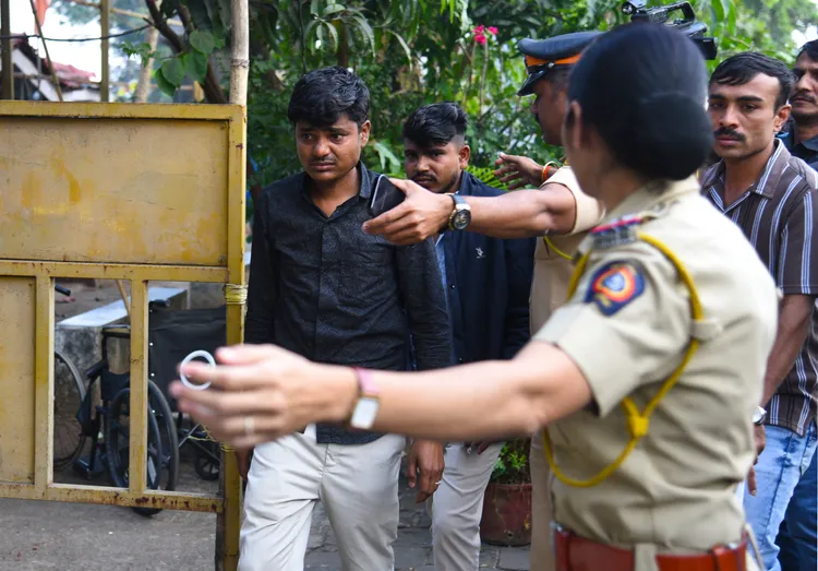 渡輪乘客被救上岸。美聯社