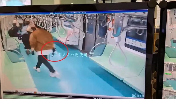 洪嫌在車廂內持菜刀砍人，乘客見狀紛紛竄逃。資料照片