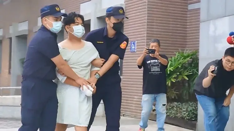 洪嫌行凶時也受傷，就醫後被警方帶回分局詢問。資料照片