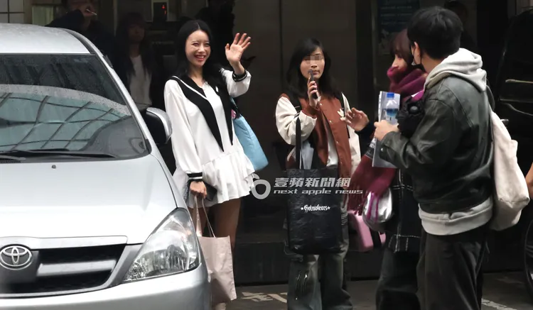 李雅英（左）親切和林襄道別。特勤中心攝