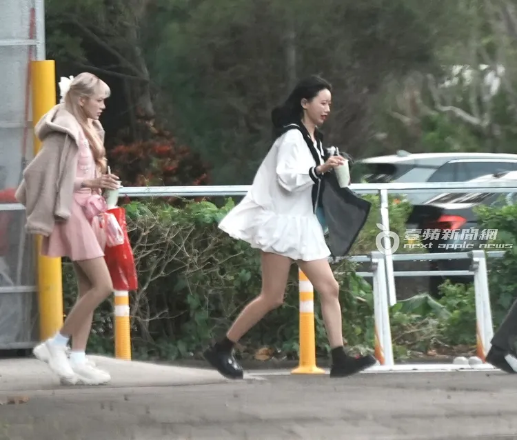 李雅英拿飲料邊喝邊趕路。特勤中心攝