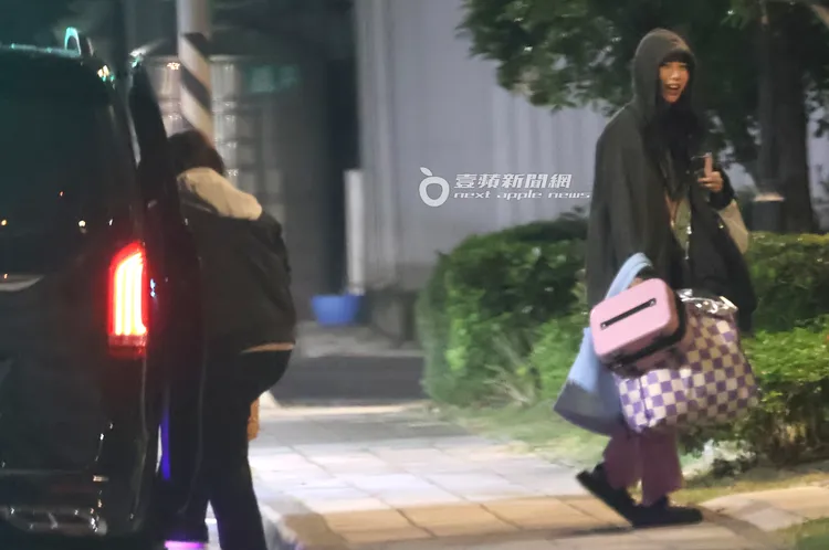 李雅英（右）凌晨2點半提著行李回到家，心情看來不錯。特勤中心攝