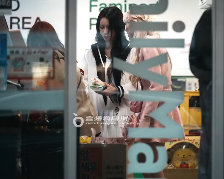 李雅英挑完麵包結帳。特勤中心攝