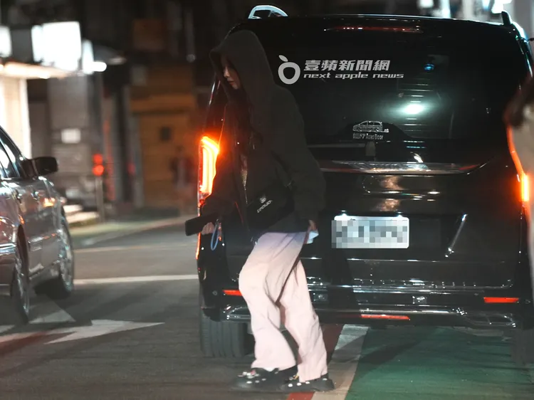 李雅英在保母車換上粉色長褲下車。特勤中心攝
