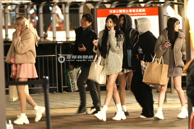 海莉（左）在寒風中走在隊伍前頭，急著上保母車避寒。特勤中心攝