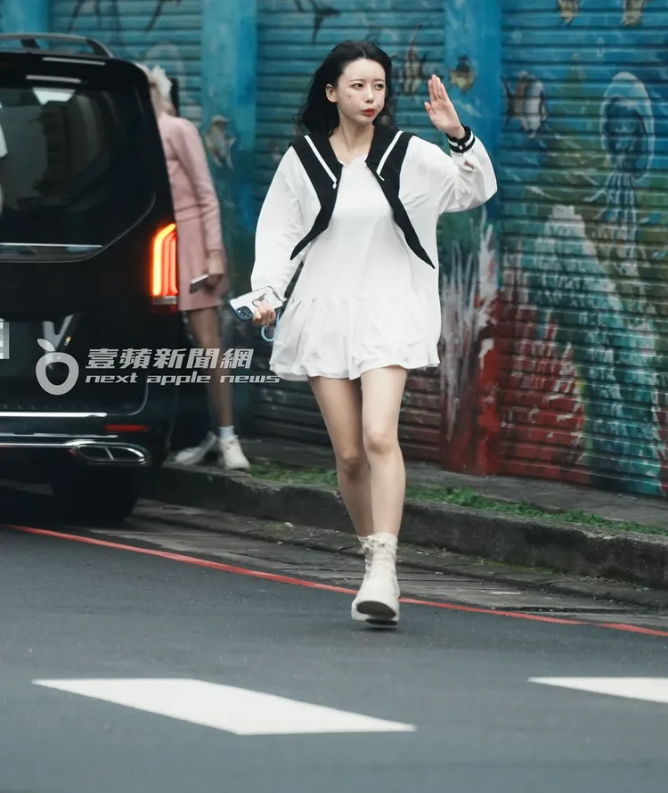 李雅英過馬路時，向禮讓的車致謝。特勤中心攝