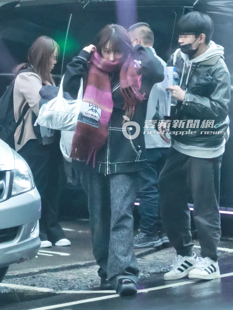 林襄圍紅色圍巾禦寒。特勤中心攝