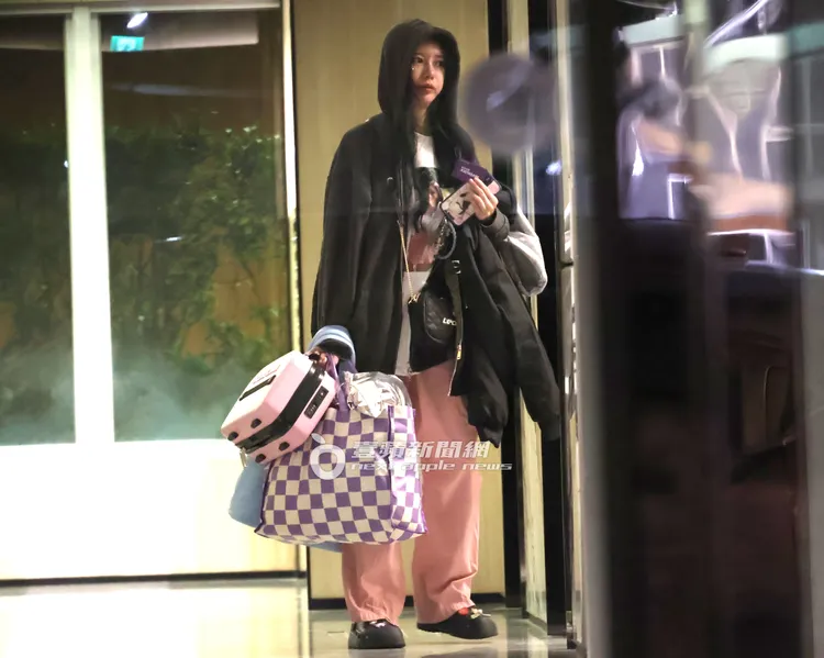 李雅英提著行囊回到溫暖的家。特勤中心攝