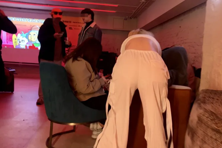 李雅英（右二）戴起外套帽子隱藏在酒吧裡。特勤中心攝