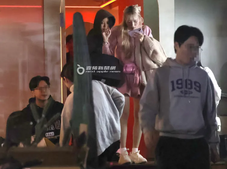 凌晨2點，海莉和李雅英從酒吧步出。特勤中心攝