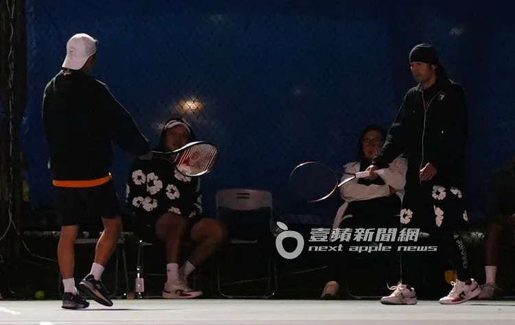 周杰倫得分後開心與隊友擊拍。特勤中心攝