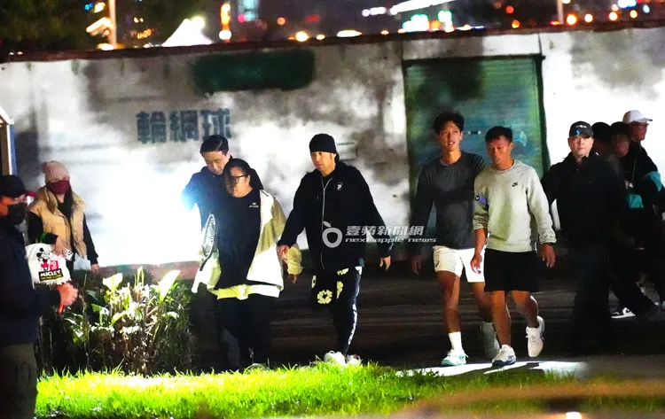 周杰倫離開時身旁3名保鑣與大妮，約10人保駕護航。特勤中心攝