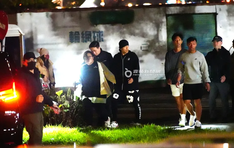 保鑣用手電筒照明左顧右盼，護送周杰倫安全上車。特勤中心攝