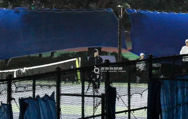 周杰倫不時轉頭與球友討論球技。特勤中心攝