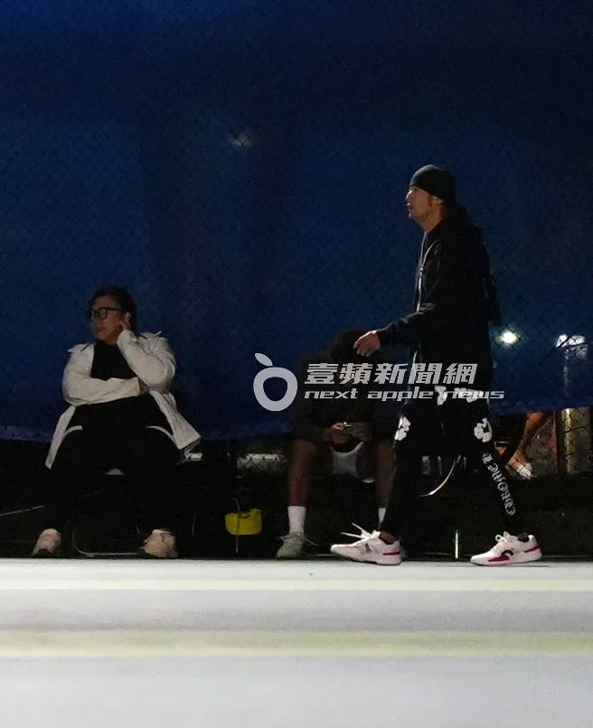 周杰倫上場揮灑汗水時，助理大妮也在場下陪伴。特勤中心攝