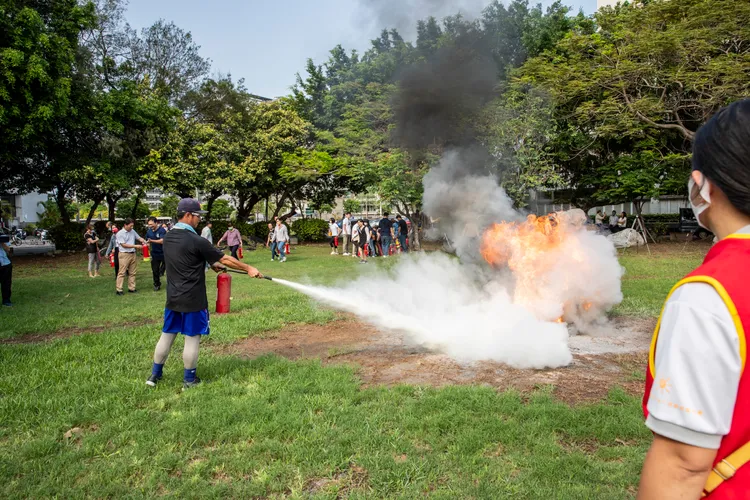 營業場所一般都有消防自衛編組演練，火警發生時民眾應遵照指示逃生。嘉南藥理大學提供