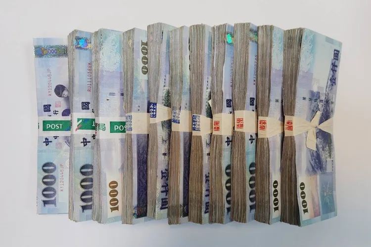 警方找到譚艾珍時，她才剛從郵局領錢出來，還好沒二度被騙。民眾提供