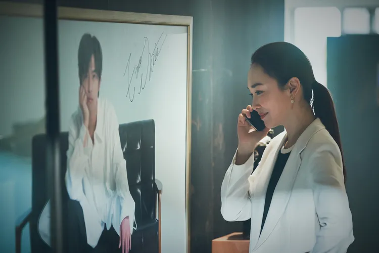 范文芳在劇中為旗下藝人陳柏霖的事務費心費力。大川大立提供