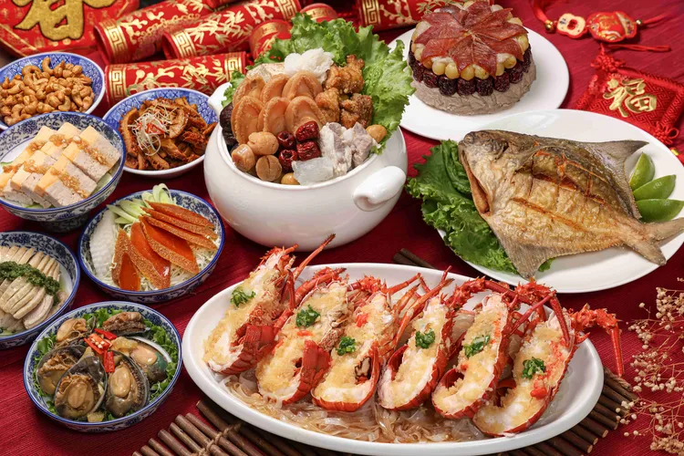 總鋪師龍蝦佛跳牆圍爐宴，可供6人享用，售價1萬5800元。業者提供