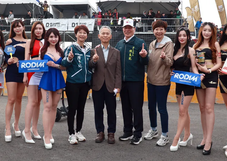 臺南府城國際飄移巔峰挑戰賽15日舉行開幕典禮，包括台南市政府副祕書長尤天厚、立法委員陳亭妃和台南市體育局長陳良乾等人出席。讀者提供