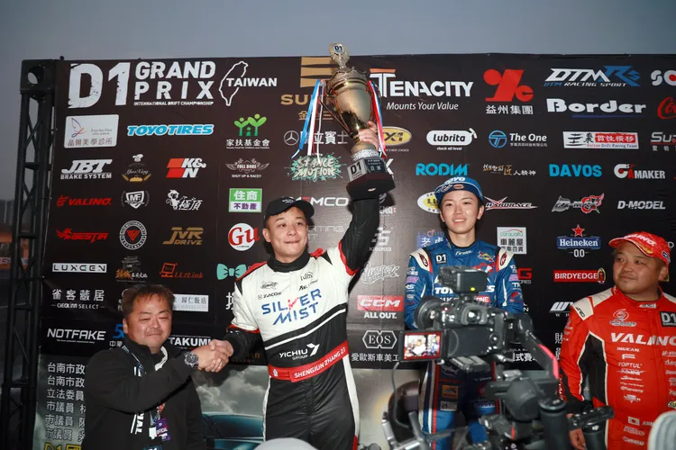 台灣車手張盛鈞（舉獎盃者）在冠軍戰輸給日本車手田野結希（右2）拿下首站亞軍。大會提供