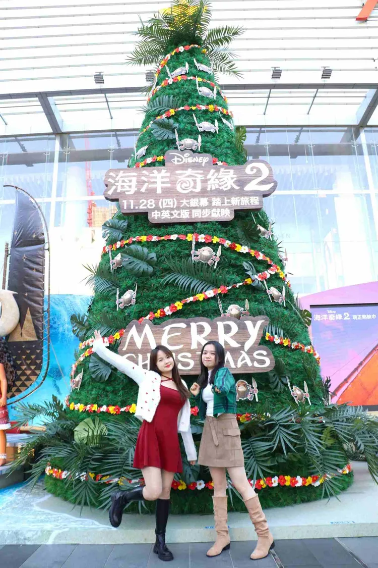 台中大遠百打造9米高的「熱帶海洋聖誕樹」，詮釋電影裡的海洋冒險傳說。大遠百提供