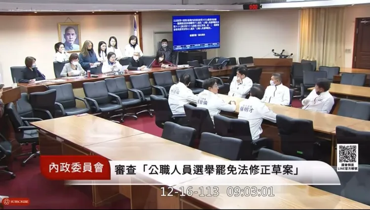 藍委自行於會議室內舉手通過《選罷法》修正草案。翻攝黃捷臉書